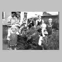 094-0136 Schirrau 1943, im Garten der Familie Darge.jpg